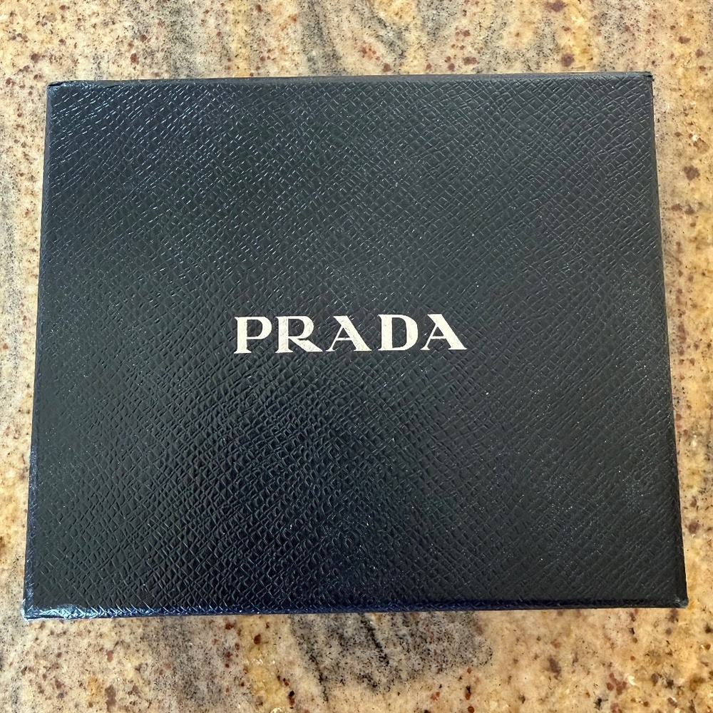 Prada gift box (Authentic) - Picture 4 of 11